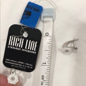 Chic White Flower Clip-On Earrings